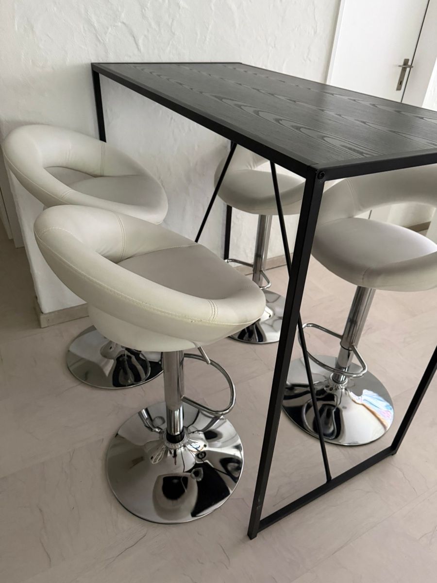 Set de table et chaises: Bartisch mit 4 weissen Barhockern  – D'occasion à Abtwil SG par yagua 1