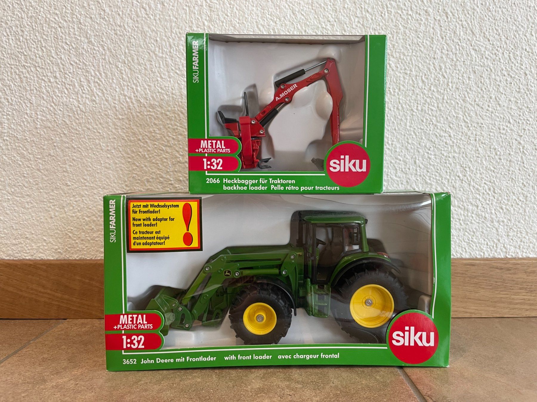 John Deere Trattori: SIKU John Deere mit Heckbagger – Nuovo e nell'imballaggio originale da Kreuzlingen venduto da Stefan1150 5