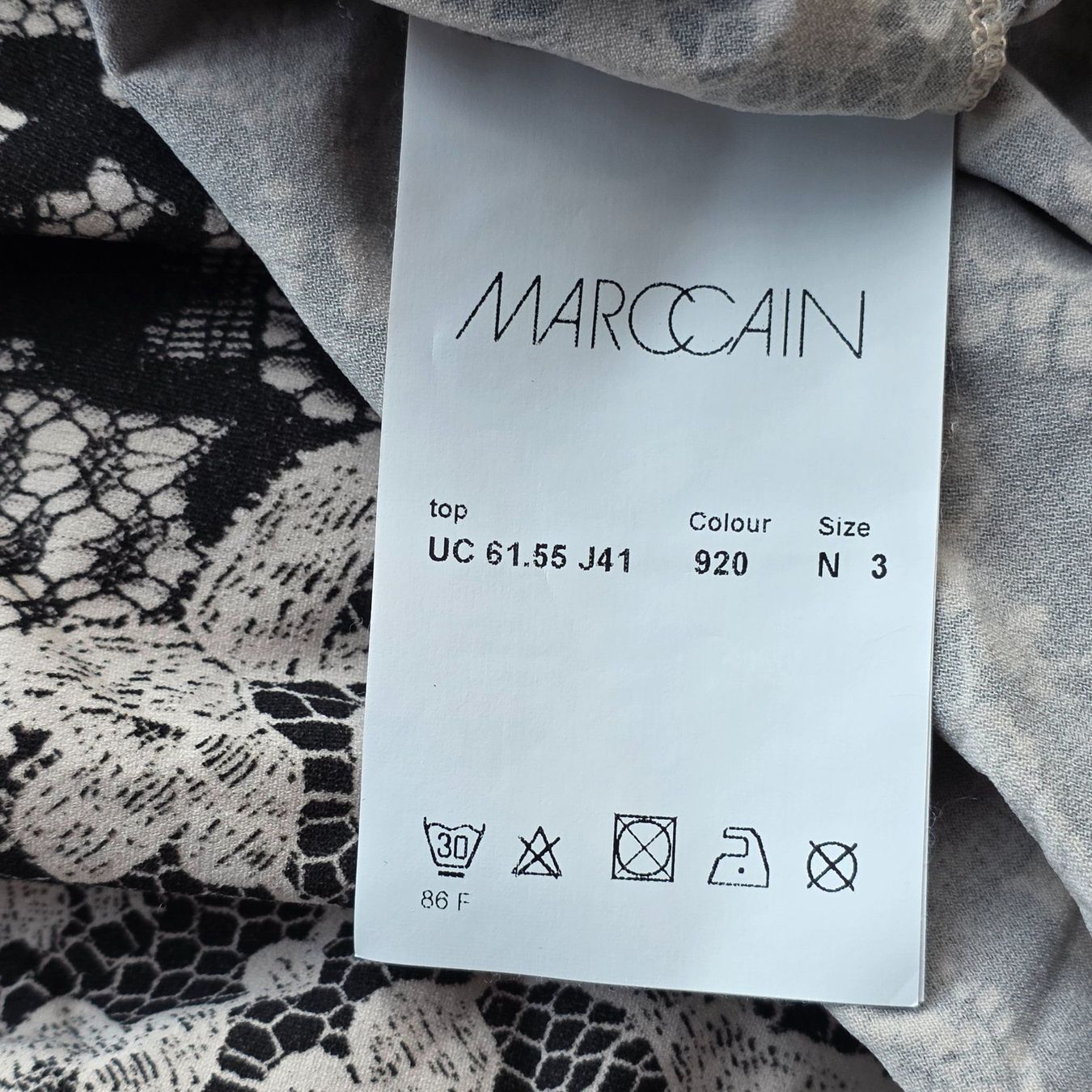 Marc Cain Tops: 🐸 MARC CAIN TOP MIT SPITZENPRINT 38 – Neu (gemäss Beschreibung) aus Môtier (Vully) von Frogs 7