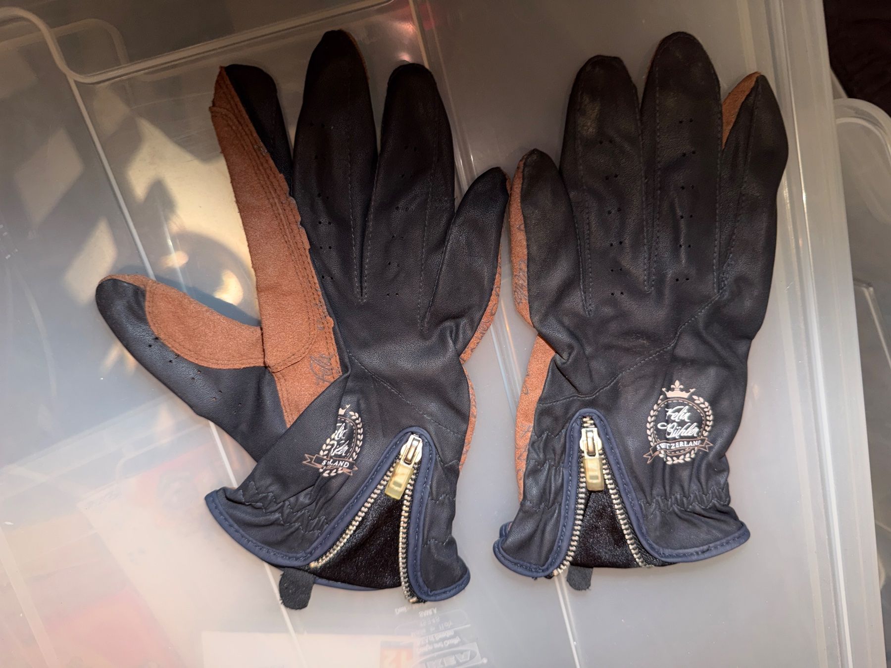 Guanti & manicotti: Reithandschuhe – Usato da Winterthur venduto da ZeitreiseDeinLeben