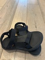 Sandales Teva noires taille 39, parfaites pour l'été.