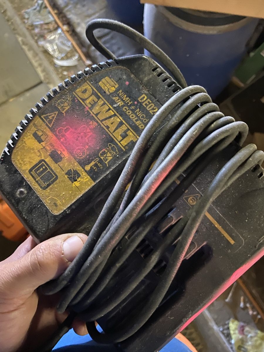 Dewalt Akkus & Batterien: Ladegeräte  – Defekt aus Gurmels von T7.220