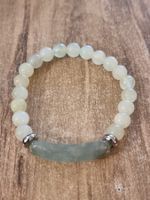 Armband aus Bergjade (8mm) mit Platte 10×39 mm
