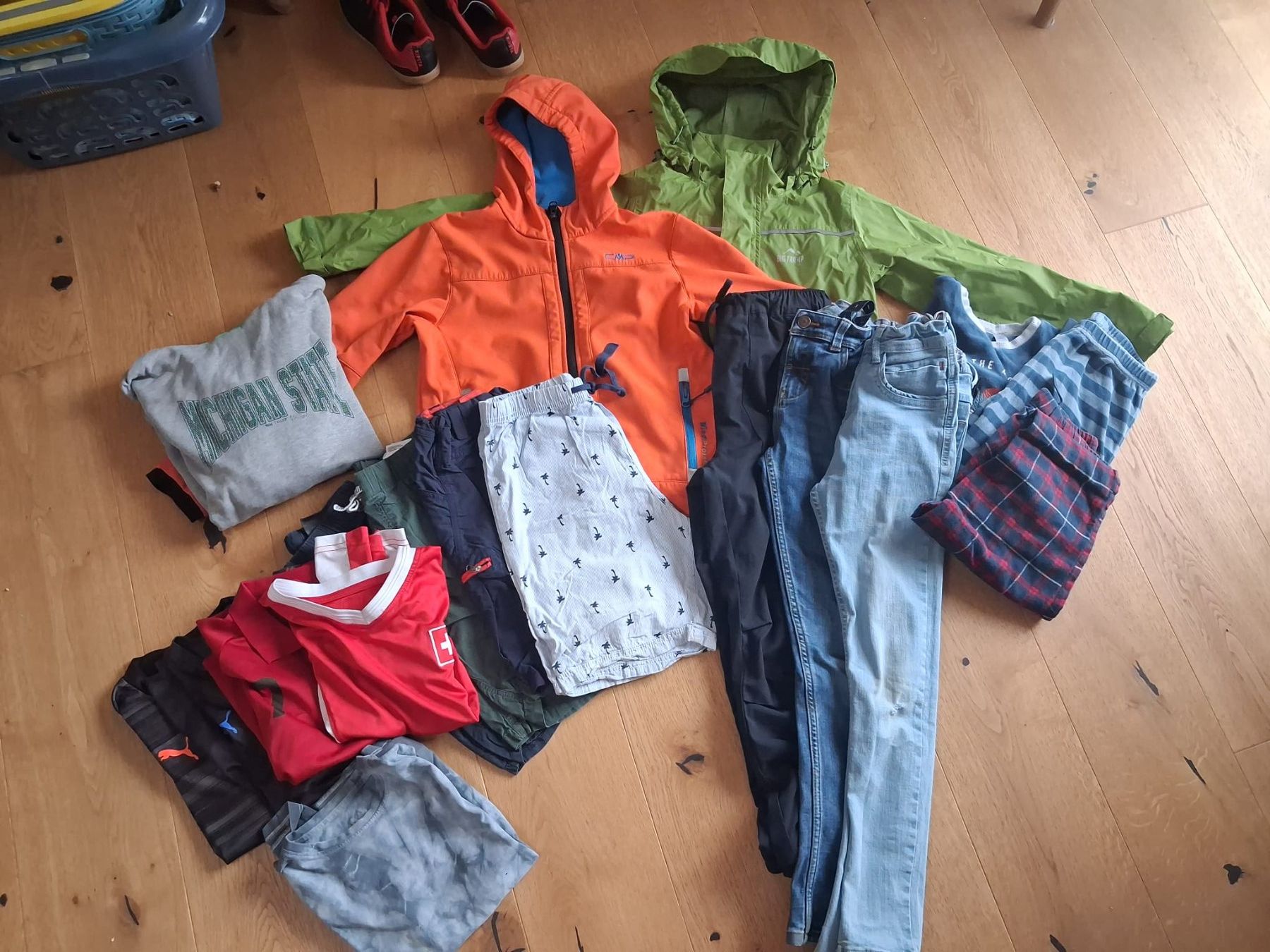 Lotti & Set di vestiti: Kinderkleiderpaket Gr. 140/134 – Usato da Thalwil venduto da myandine