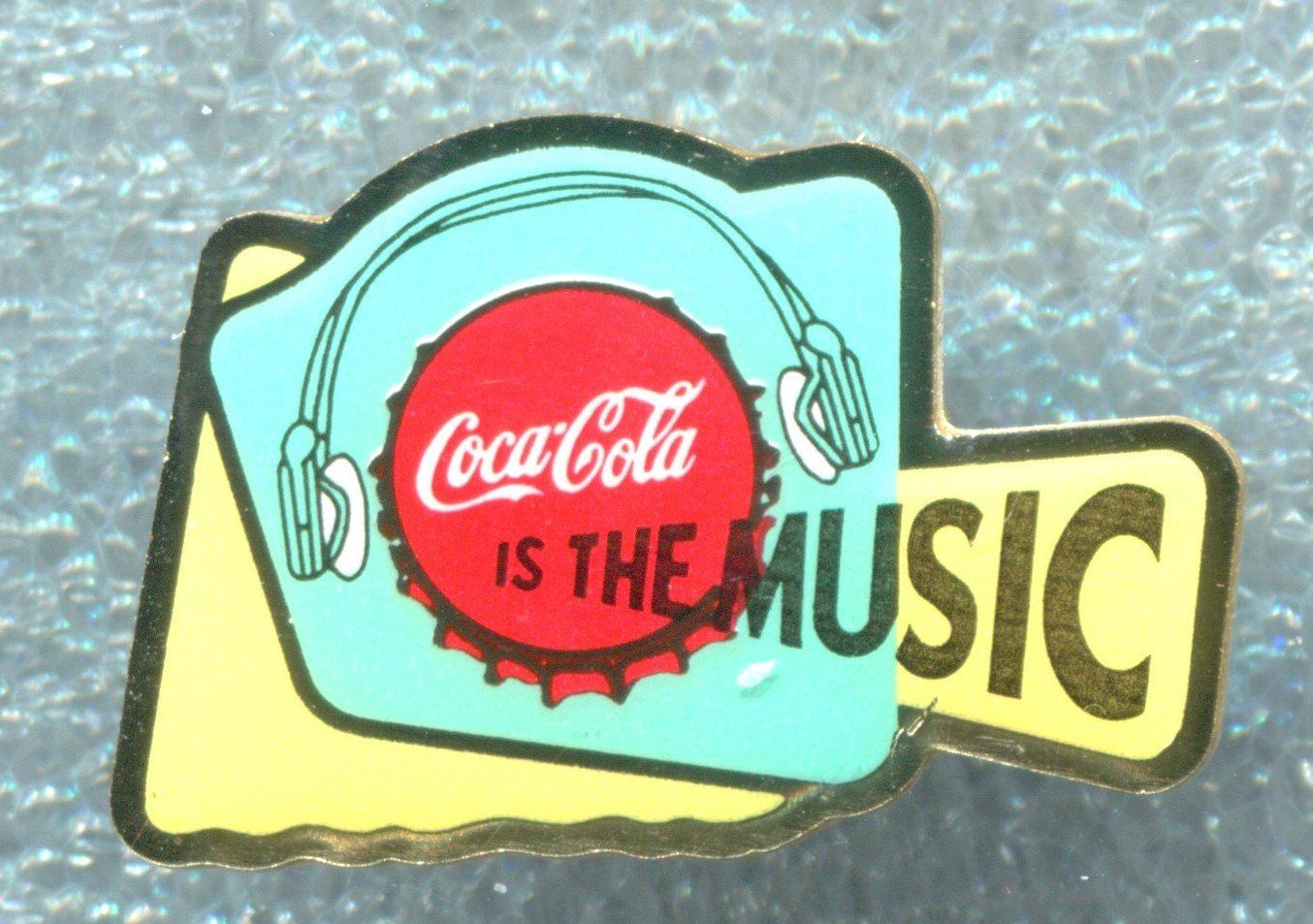 Coca-Cola Plaketten & Abzeichen: Coca Cola  IS THE MUSIC – Gebraucht aus Winterthur von Sammleroase