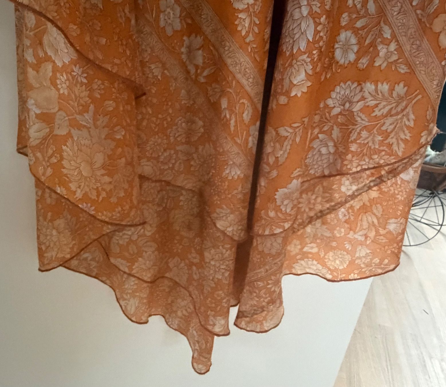 Vestiti: Wunderschönes seidenes Midikleid mit Blumenmuster, Grösse M – Usato da Uster venduto da Koralle6 5