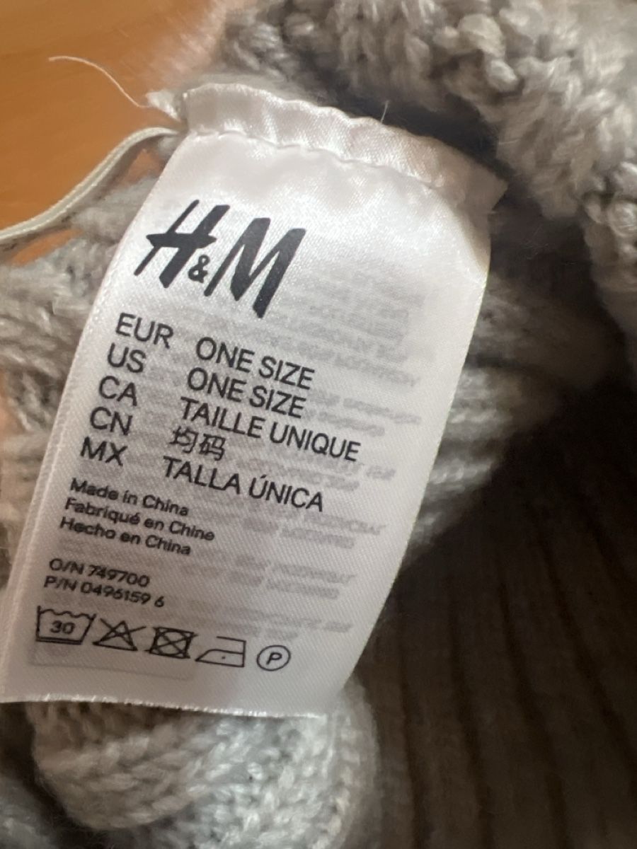 H&M Hüte, Mützen & Caps: H&M Bommelmütze grau – Gebraucht aus Oberengstringen von pri_c8jk 3