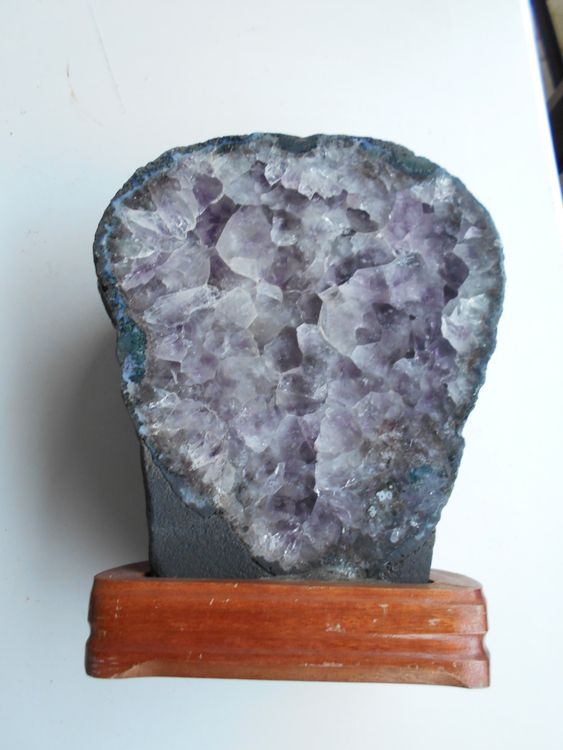 Amethyst geschlossene Druse, ca. 5 kg, auf Holzsockel 1