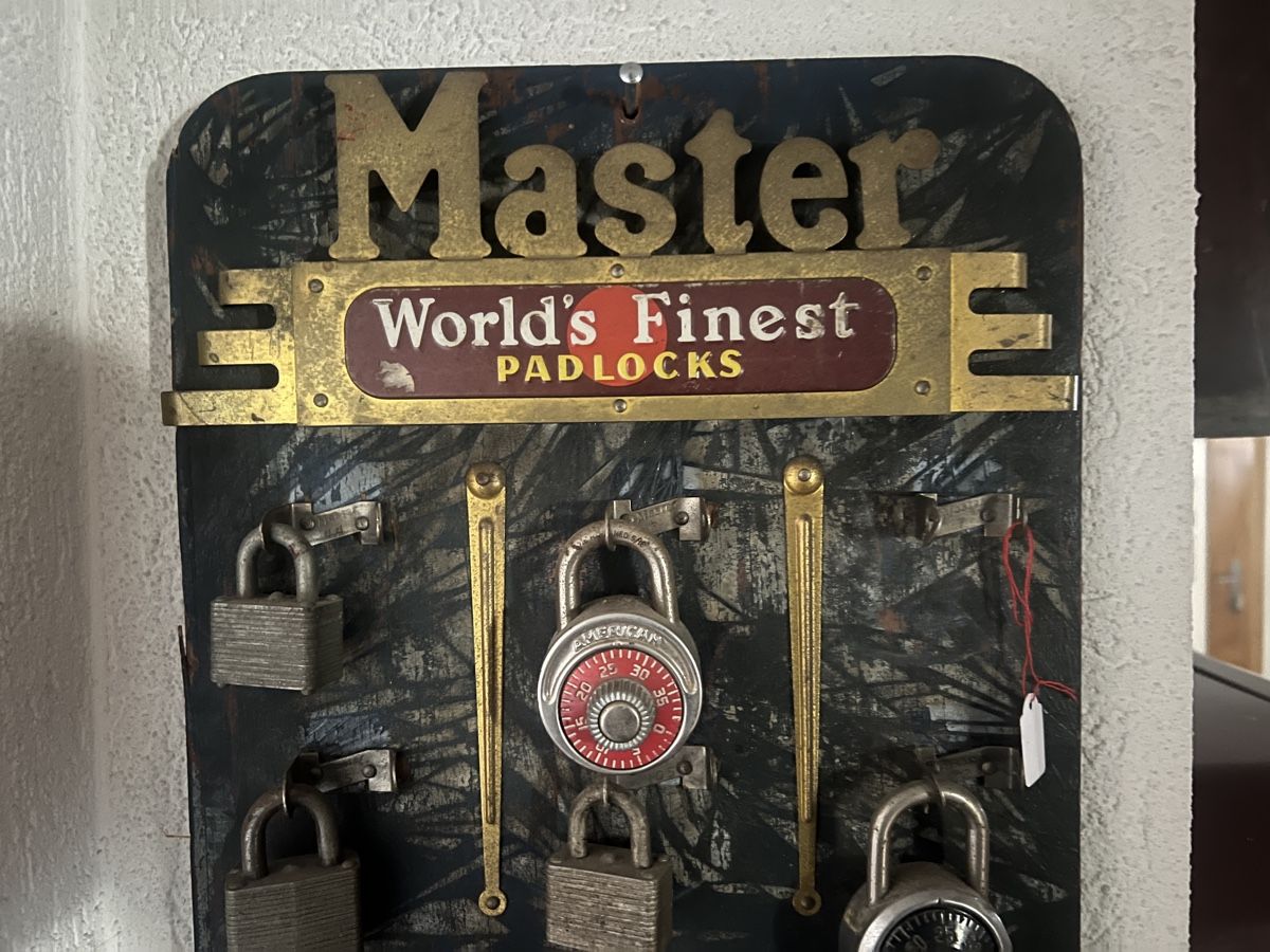 Lucchetti: Master Padlocks Wand-Display mit Vorhängeschlössern – Usato da Mellingen venduto da Oelquelle 1