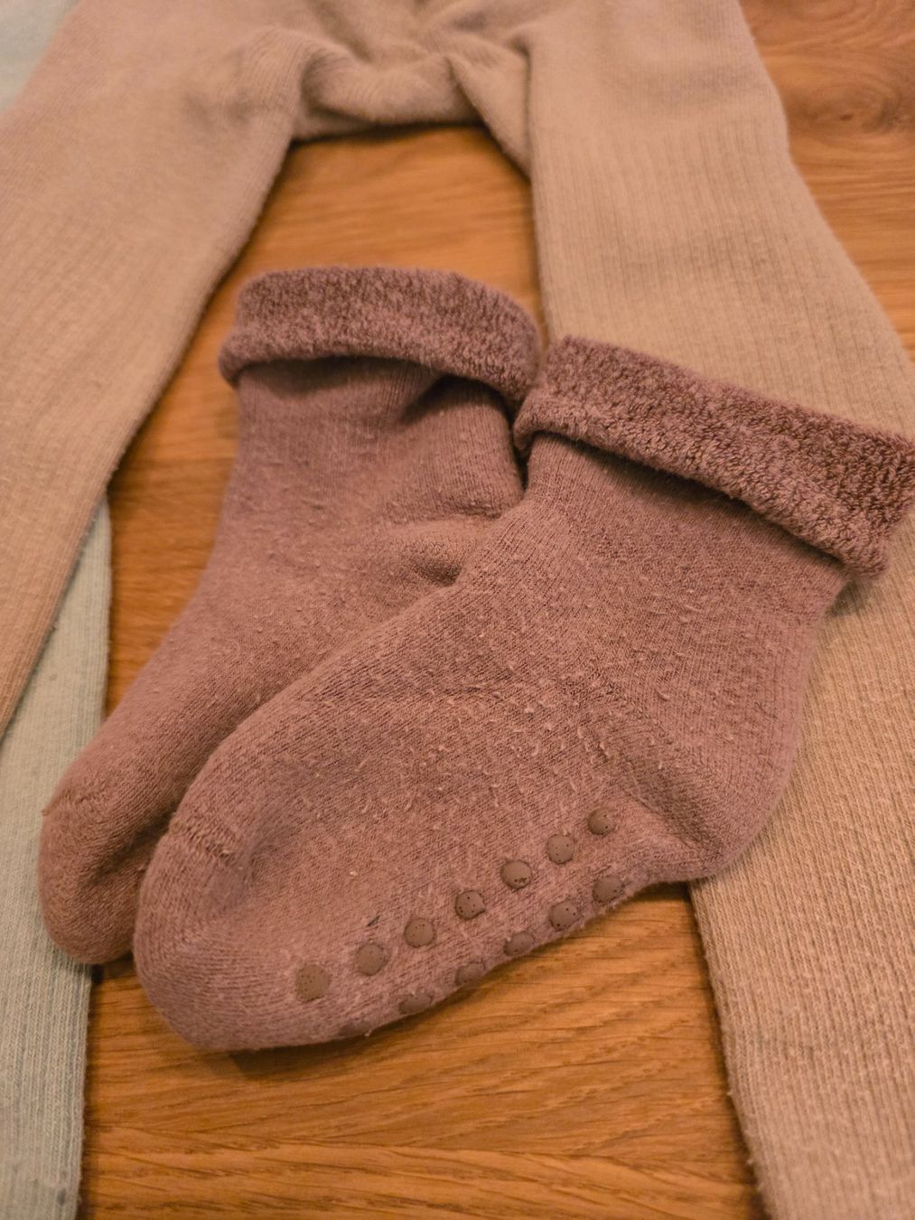 H&M Strumpfhosen & Leggings: Strumpfhosen & Antirutschsocken 86/92 – Gebraucht aus Zäziwil von Seisler 2