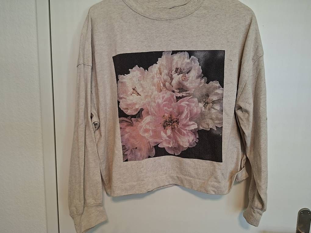 Pulls & Sweat-shirts: Gemütliches Oversized Sweatshirt mit Blumenprint
 – D'occasion à Affoltern am Albis par Feather