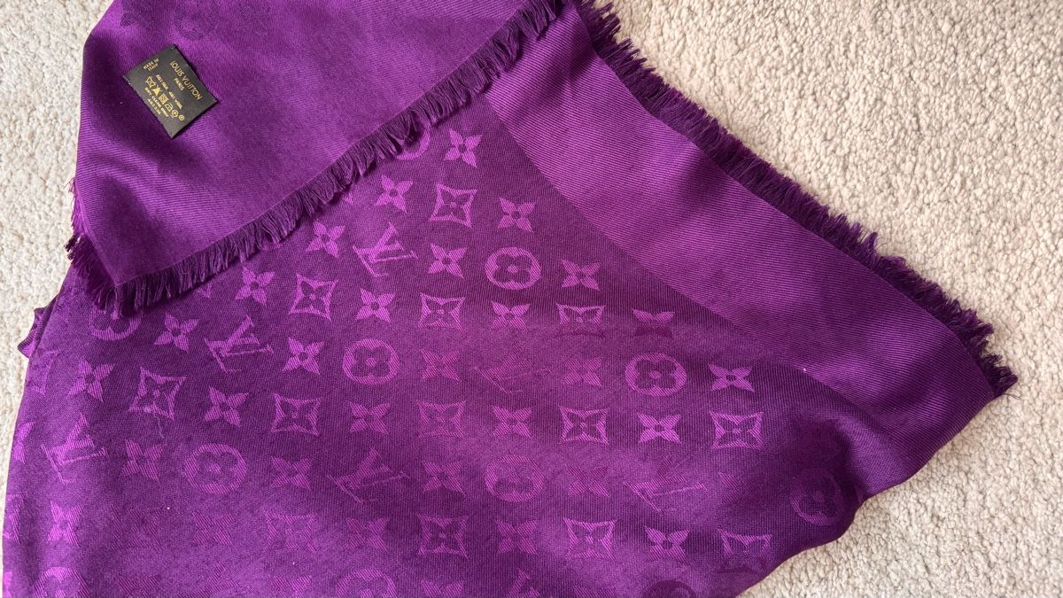 Louis Vuitton Foulard & Sciarpe: Louis Vuitton Monogram Classic Shawl (143^143) – Usato da Esslingen venduto da The_Easy 1