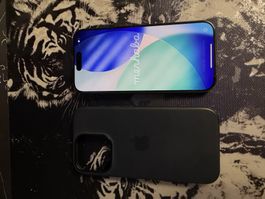 iPhone 15 Pro con custodia in silicone colore blu scuro