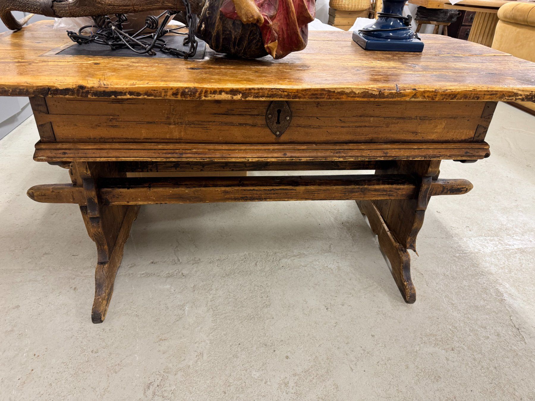 Tavoli: Rustic wooden table charming, vintage aesthetic – Usato da Gsteig b. Gstaad venduto da Auctionly
