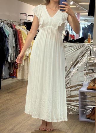 WEISSES MAXIKLEID MIT RÜSCHCHEN (LOCHSTICKEREI)
