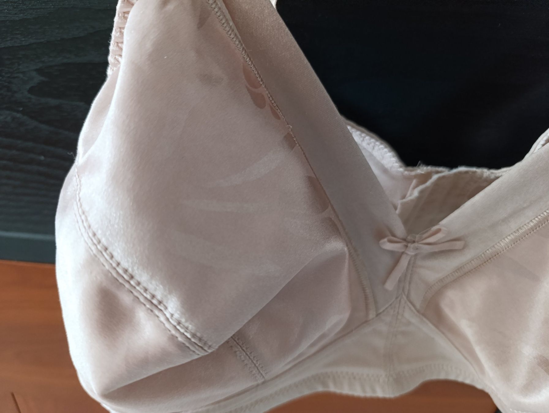 Sonstige Unterwäsche: 2 Soutien gorge beige et blanc – Gebraucht aus St-Cergue von Neviana 3