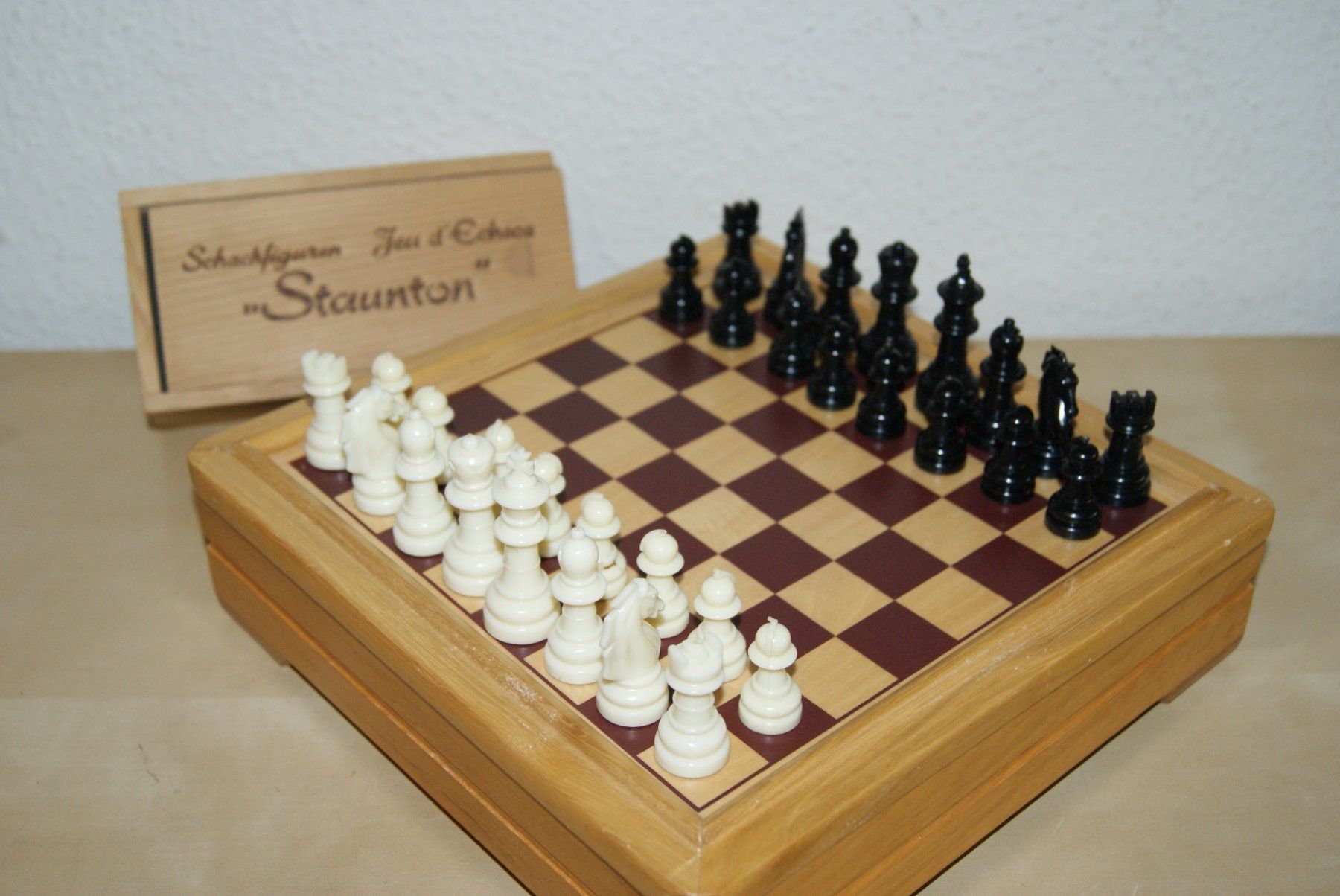 Giochi: Schachbrett-Box aus Holz mit Bakelit? Figuren – Usato da Zürich venduto da Widi1 1