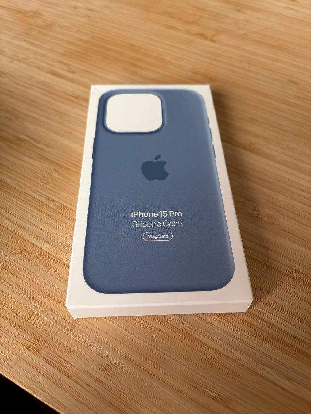 Apple Cover & Protezioni schermo: Apple iPhone 15 Pro Silikonhülle MagSafe - Blaue Lederopt... – Nuovo e nell'imballaggio originale da Unterengstringen venduto da Digitechi 1