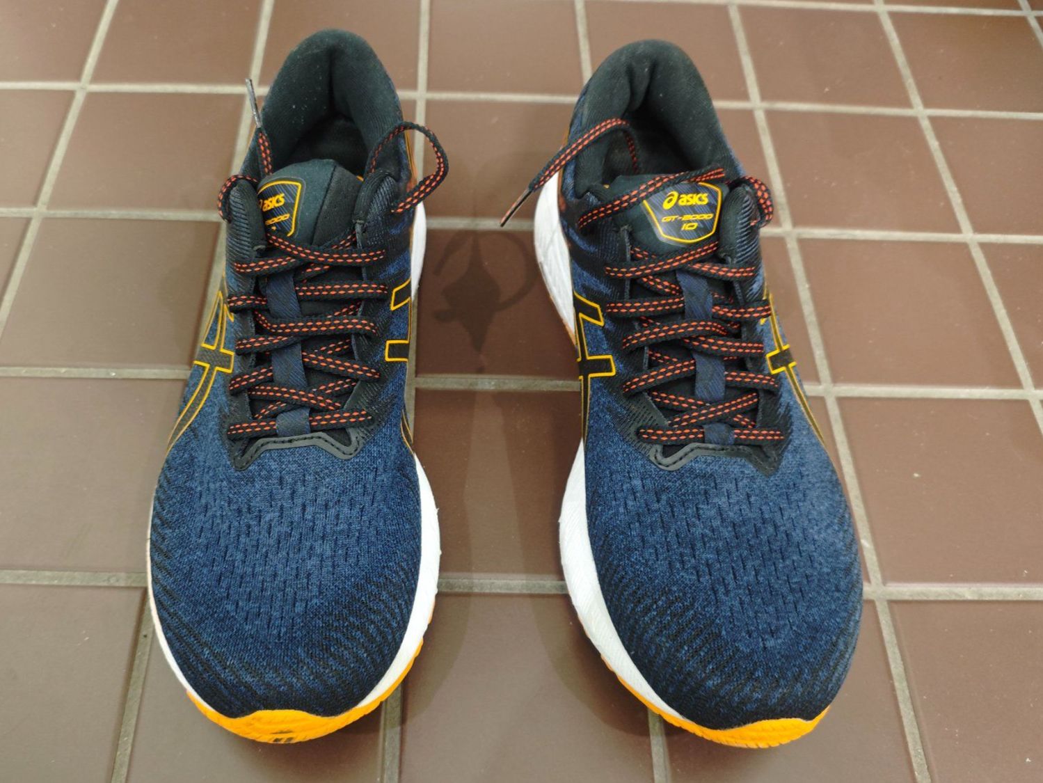 Asics Scarpe da uomo: Asics GT-2000 10 Grösse 45 Farbe Deep Ocean/Amber – Usato da Zürich venduto da allezplusloin