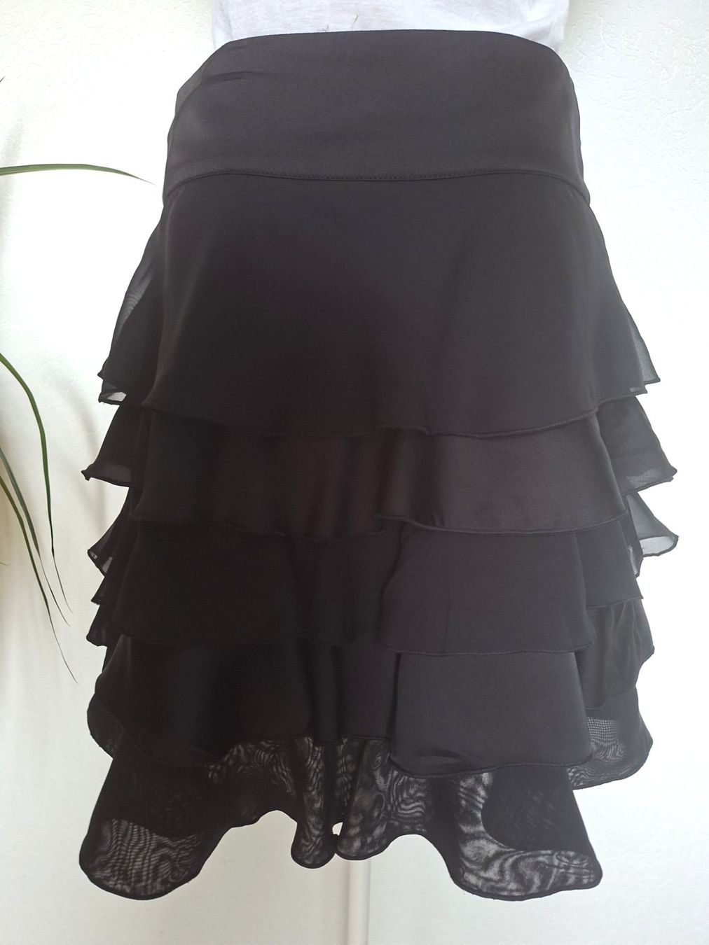 Esprit Jupes: Jupe ESPRIT noir– volants satiné – Taille M – D'occasion à boudry par Let_20