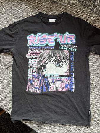Urbane Streetwear im Y2K-/Harajuku-Look