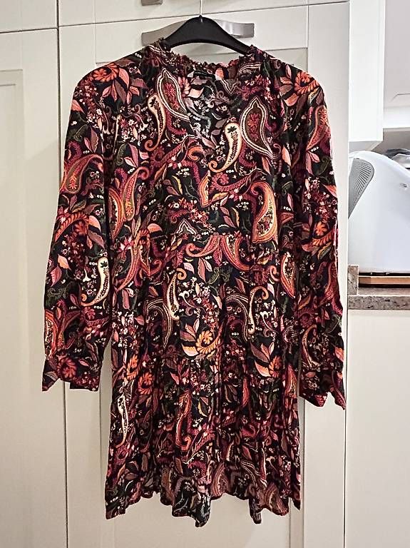 Vestiti: Stradivarius Kleid, Grösse M, Muster top! – Usato da Oftringen venduto da Solima