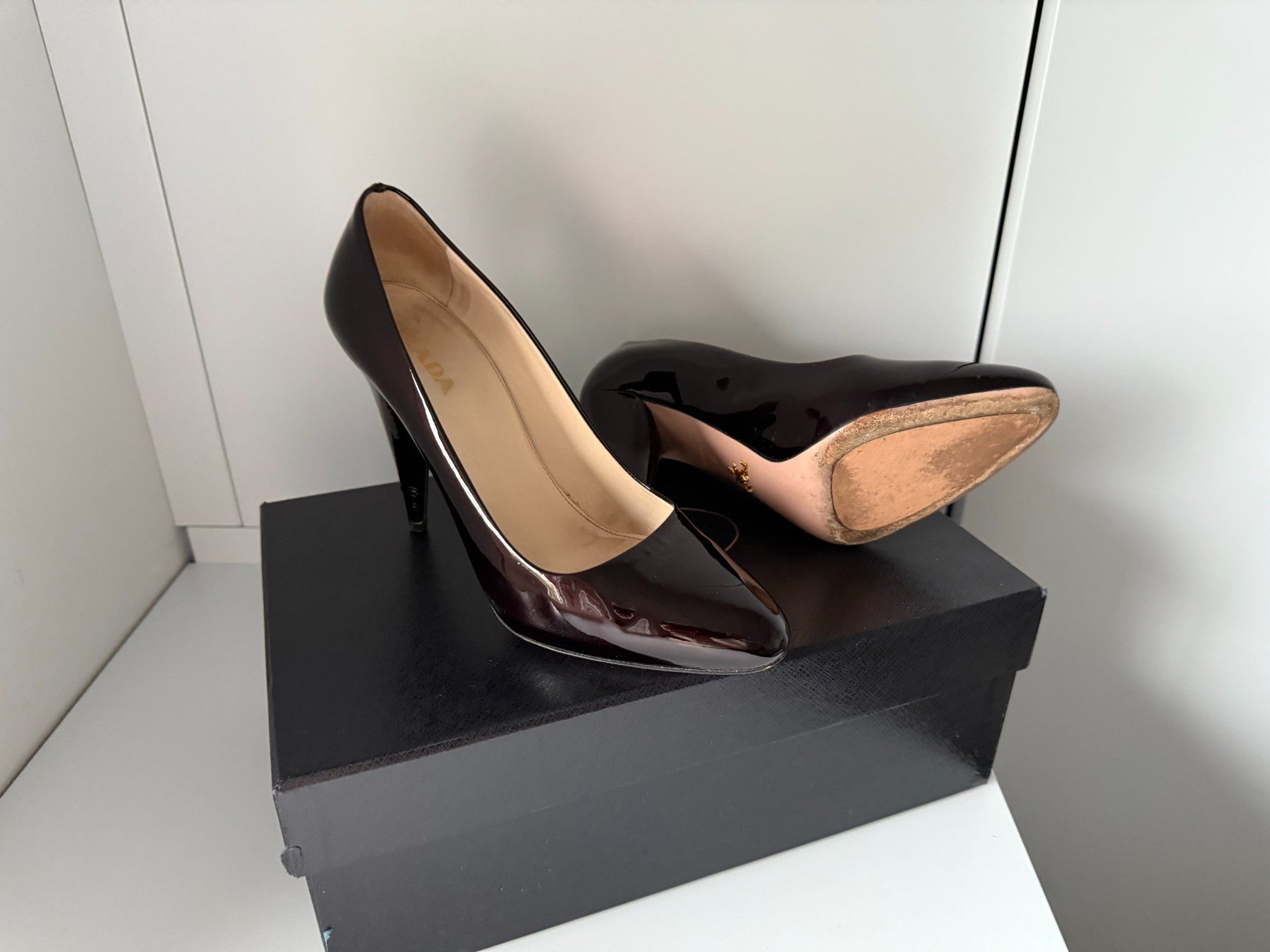 Prada Scarpe da donna: Elegante Prada Pumps Gr. 38 Lackleder, dunkelrot – Usato da Horgen venduto da tsp_qr5b 1