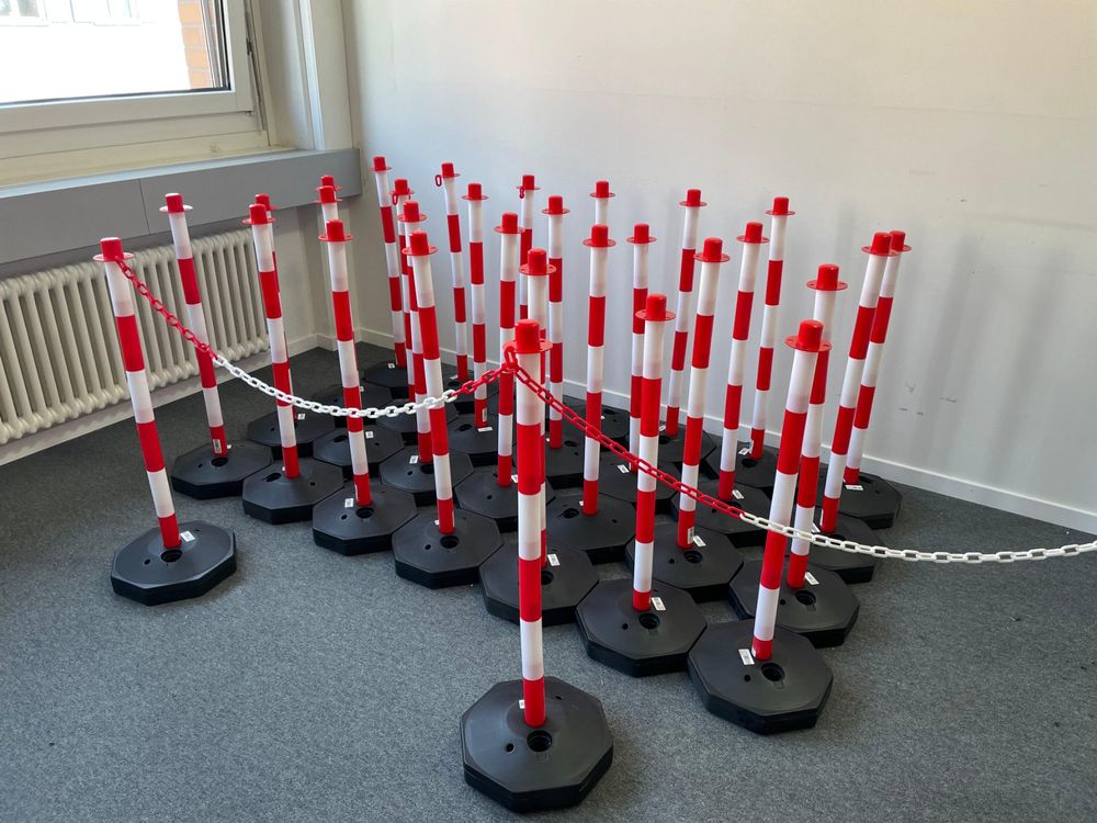 30x-absperrpoller-rot-weiss-mit-kette-absperrpfosten-gebraucht-in