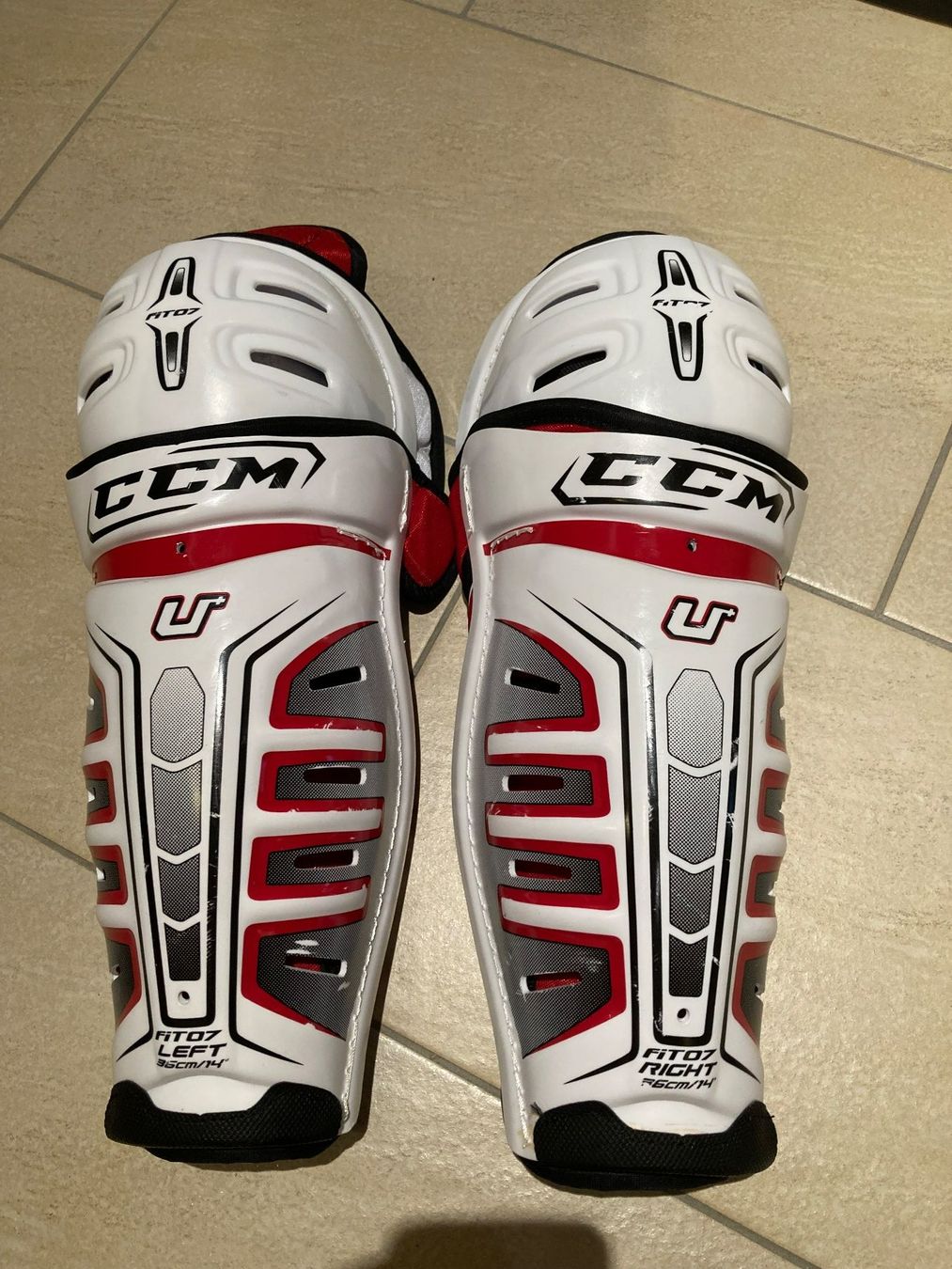 Ccm Protezioni & Imbottiture: Eishockey Knieschoner CCM Senior – Usato da Deitingen venduto da Calimi