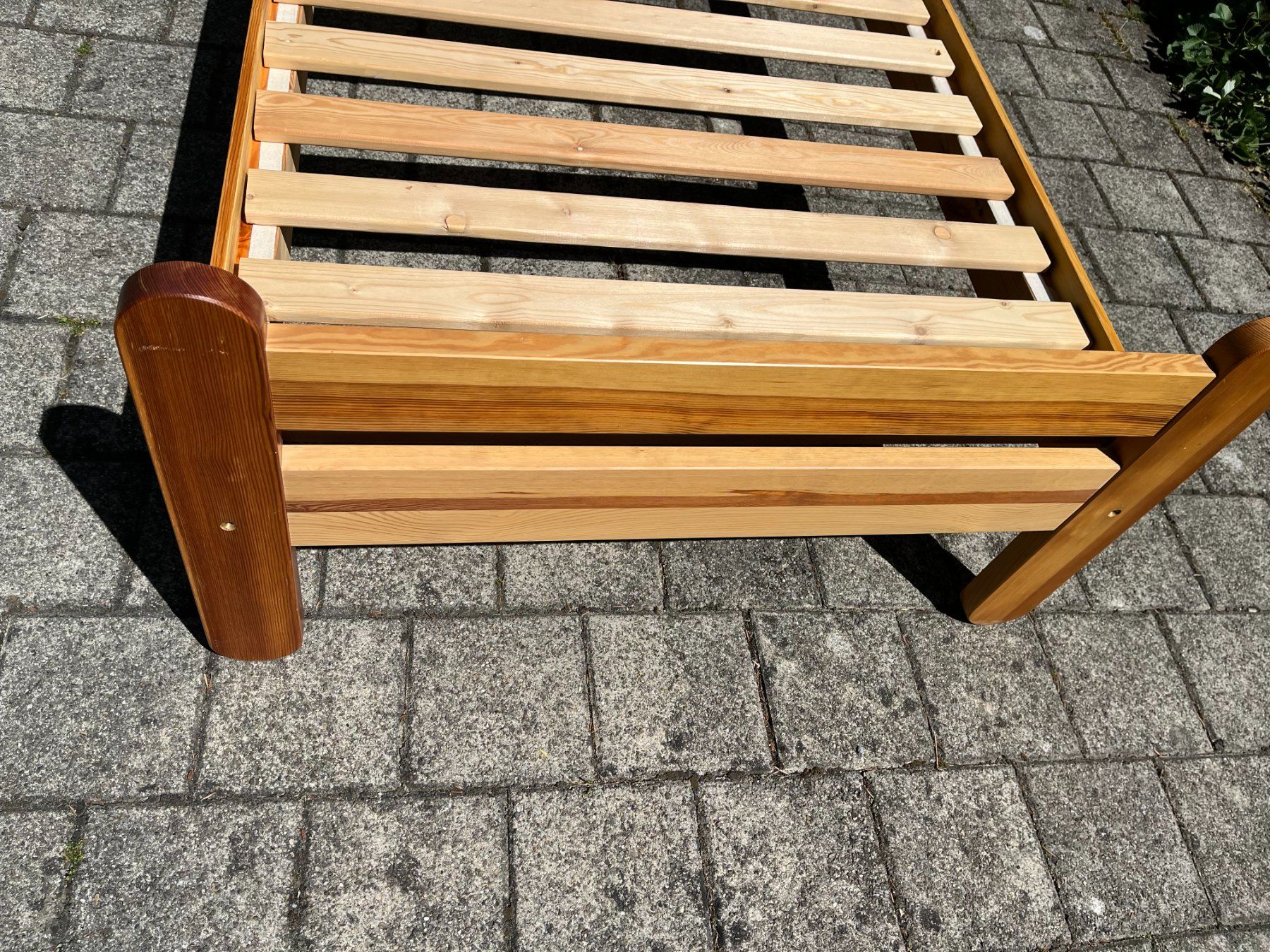 Letti: Holzbettgestell 200x90 mit Lattenrost – Usato da Bonstetten venduto da Driver7 2