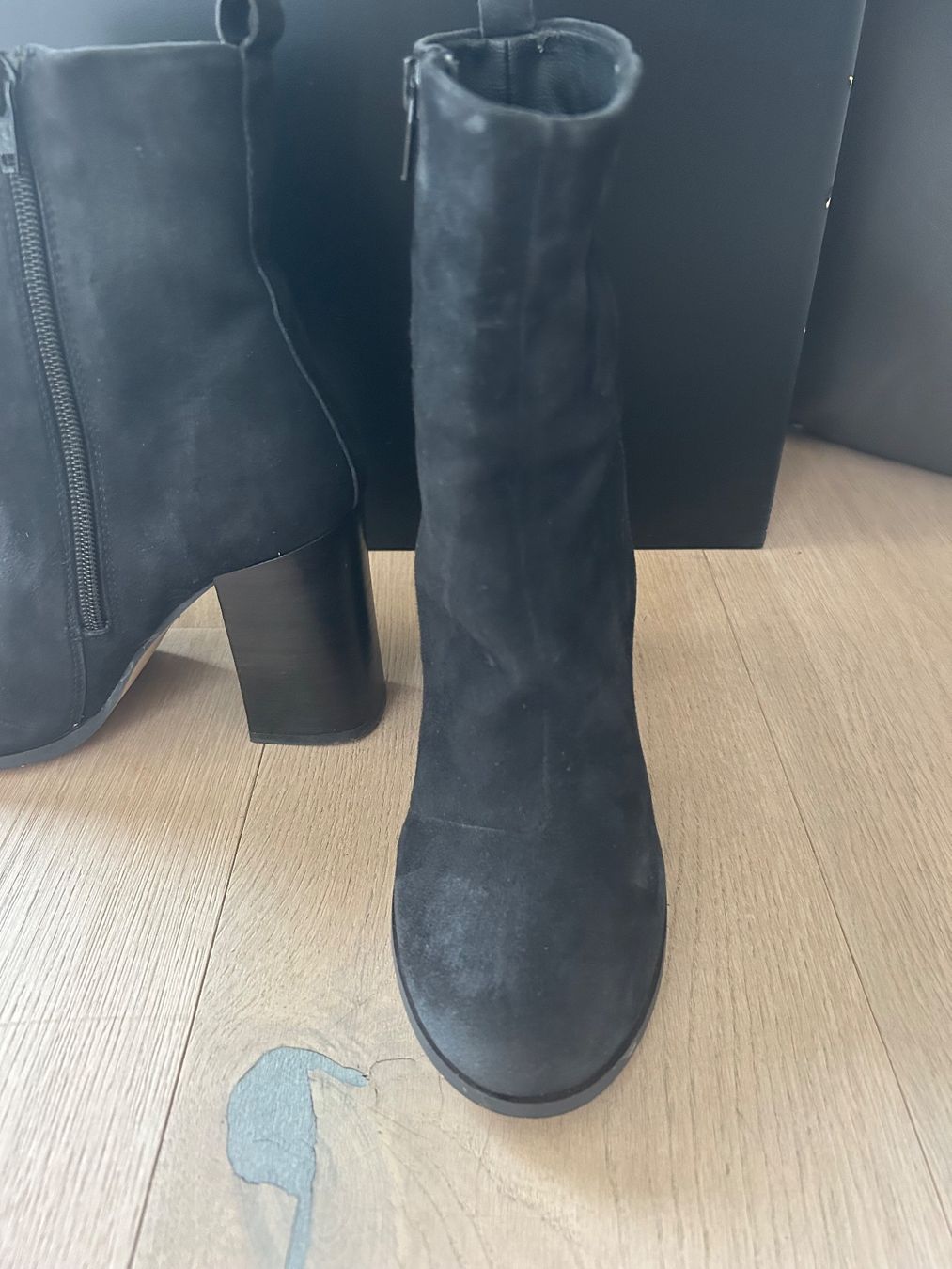 Scarpe da donna: Dunkelblaue Wildleder Stiefeletten mit Blockabsatz – Usato da Kilchberg ZH venduto da Anie. 2