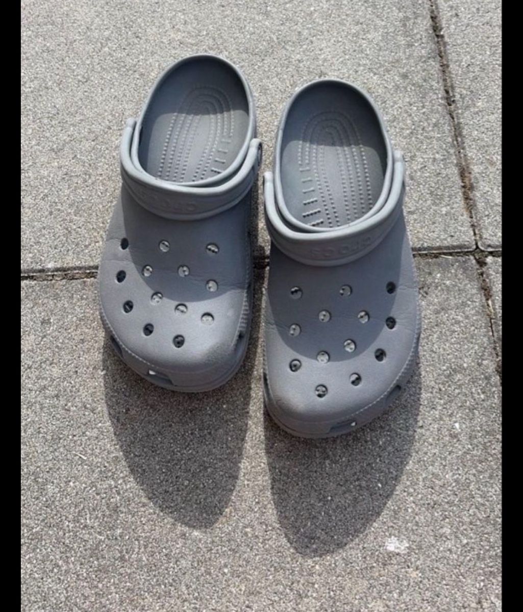Crocs Herrenschuhe: Crocs Clogs Grau Kinder Grösse 37/38 guter Zustand – Gebraucht aus Opfershofen TG von dan_nxk8