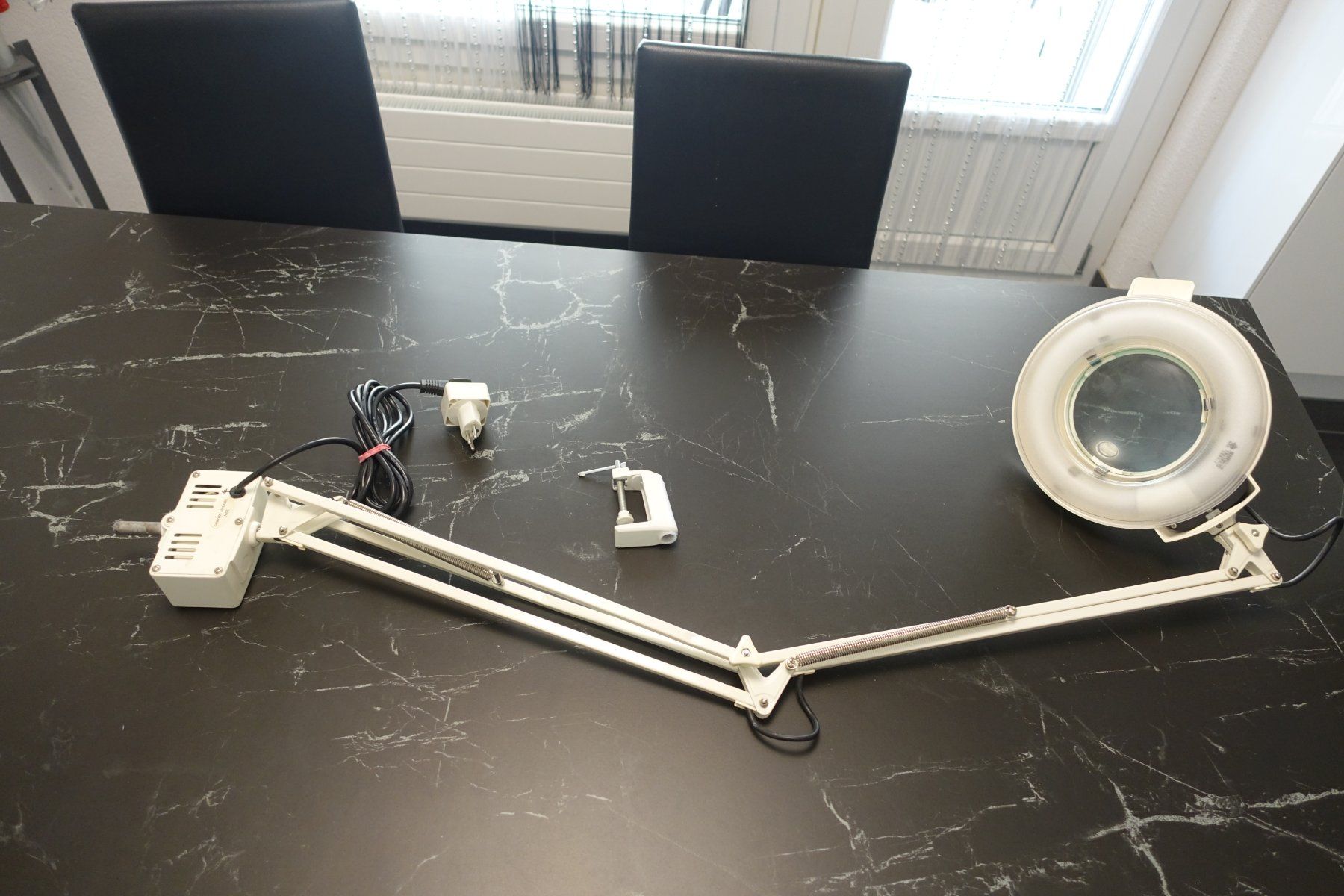 Lampade: Lupenlampe mit Tischbefestigung – Usato da Belp venduto da Mazarron58