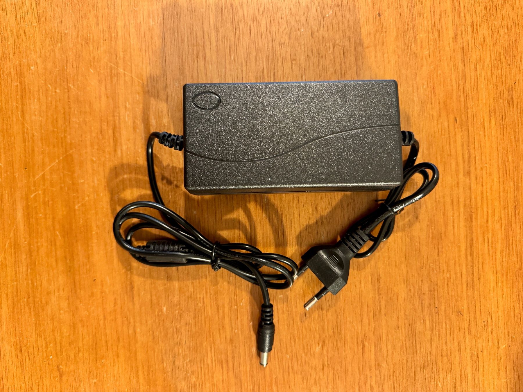 Caricatori & Batterie: AC/DC Adapter Model 1530, Output DC 15V, 3A – Usato da Zürich venduto da transparentemente