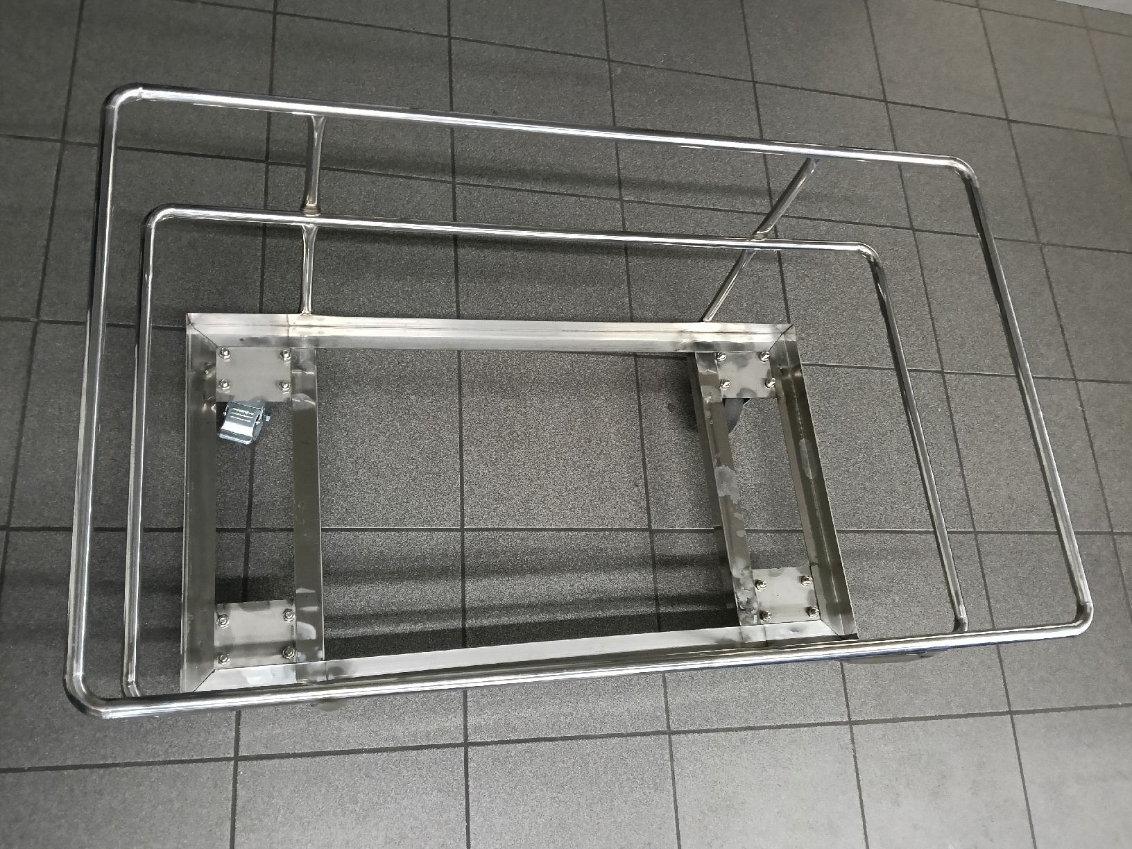 Contenitori edile: 200L Robuster Kunststoffbehälter mit Edelstahl-Trolley – Nuovo (secondo la descrizione) da Küsnacht ZH venduto da SwissRicardo2015 1
