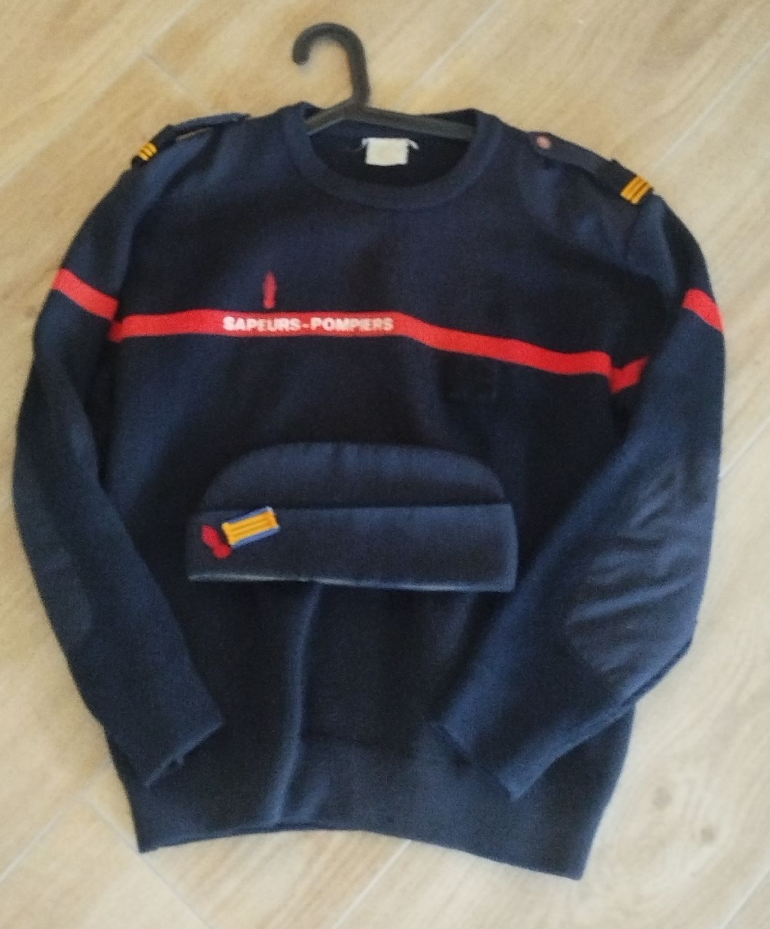 Uniformen: uniforme pompier capitaine pull-over+ beret  – Gebraucht aus Genève von Octo-puces