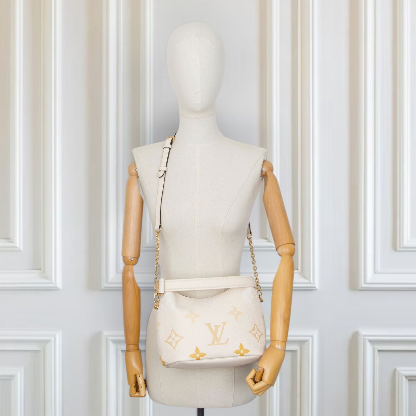 Louis Vuitton Taschen für Damen: Louis Vuitton Marshmallow PM empreinte by the pool – Gebraucht aus Binningen von Designerlabels 2