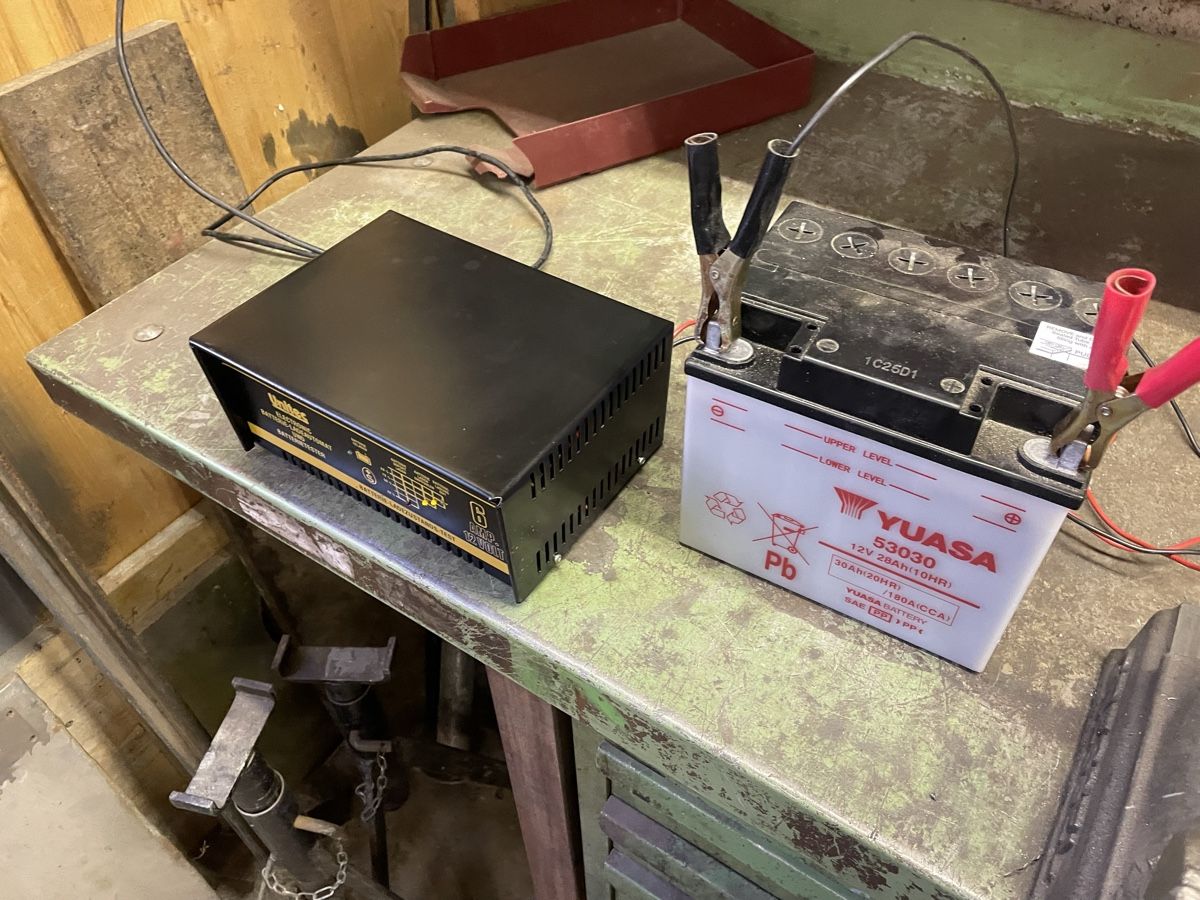 Accus & piles: Batterieladegerät und Tester Gebraucht ! – D'occasion à Gipf- Oberfrick par T30Zimm 2