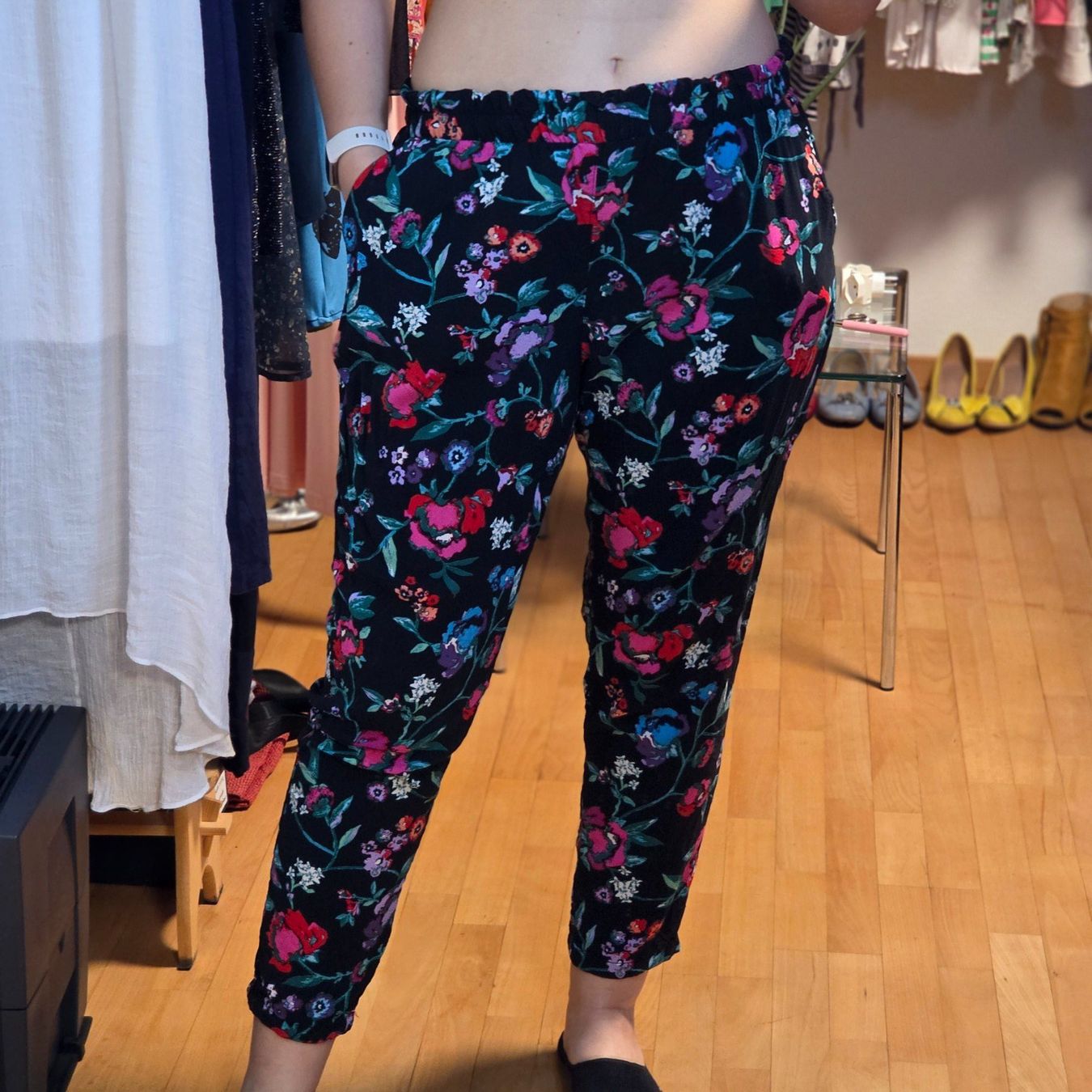 C&A Pantaloni: C&A Sommerhose Blumenmuster Gr.40 L Viskose – Usato da Wald ZH venduto da CapLux 1