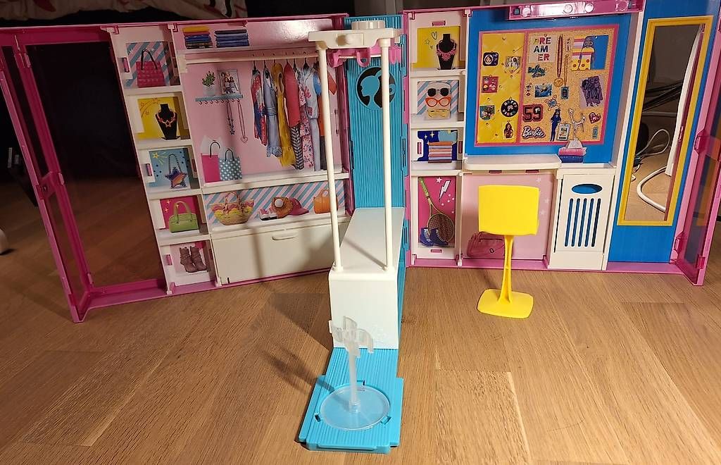 Puppen: Barbie Kleiderschrank plus Bügel – Gebraucht aus Böckten von passion10