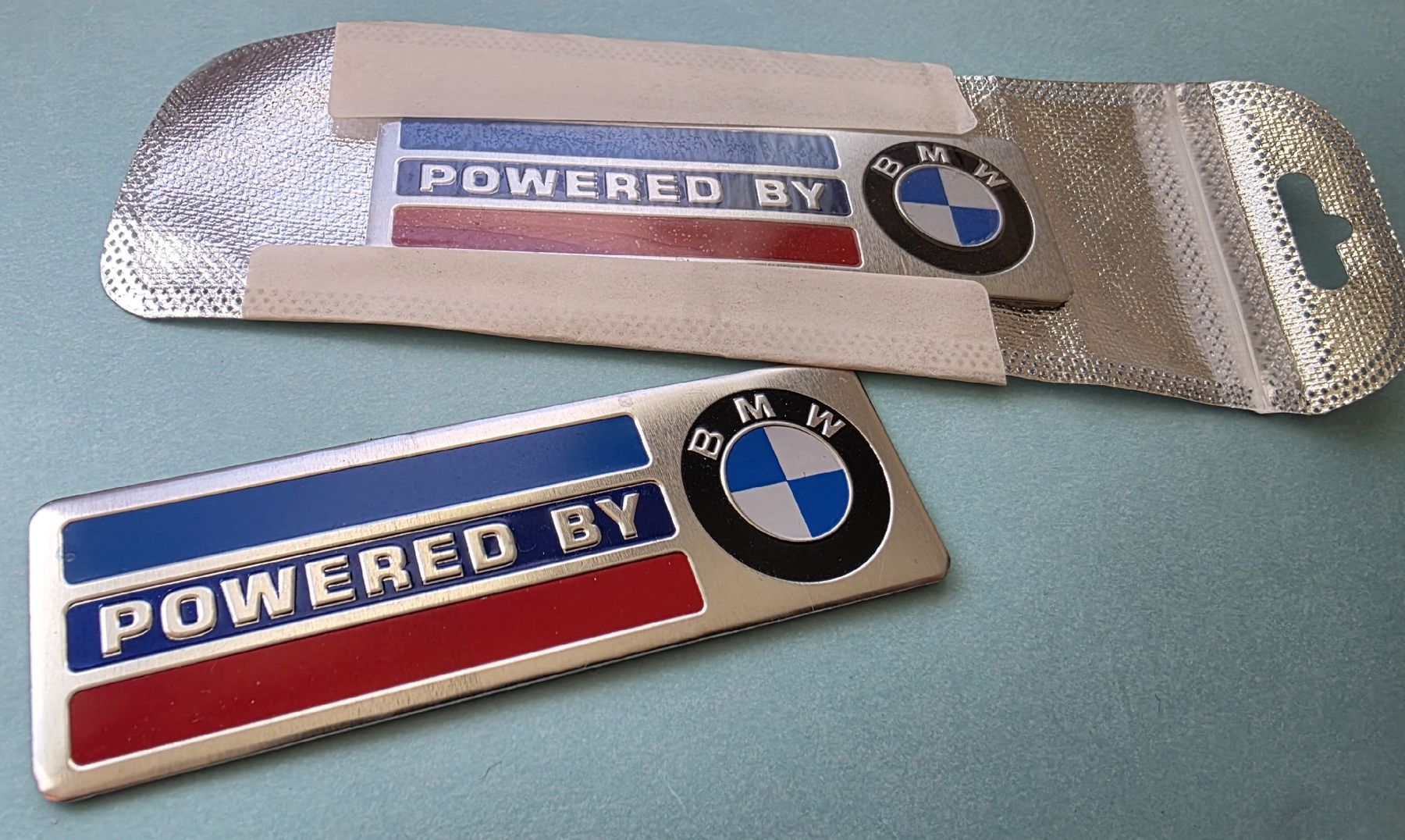 BMW Insegne: POWERED BY BMW PLAKETTEN – Nuovo e nell'imballaggio originale da Winterthur venduto da Navitimer