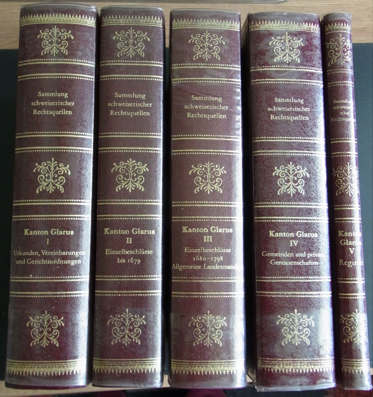 Libri: Sammlung Schweizer Rechtsquellen Glarus I bis IV u. Register – Usato da Ennenda venduto da Lotus34 1