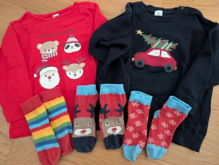 2x Pulli/Shirt 3x Socken Weihnachten Gr. 92 Christmas🎄🧑‍🎄