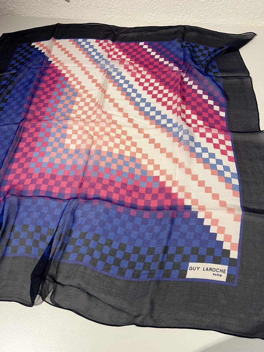 Foulards & écharpes: Foulard Guy Laroche – D'occasion à St-Pierre-Clages par ste_xk6p 4