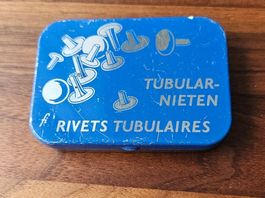 kleine leere Blechdose - Hohlnieten