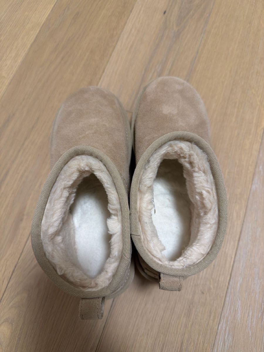 Ugg Scarpe da donna: UGG Platform Boots, Sandfarben, Grösse 38, Neuwertig – Nuovo (secondo la descrizione) da St. Gallen venduto da TairiZ 2