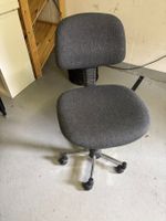 Bürostuhl grau mit Rollen und Fusskreuz guter Zustand