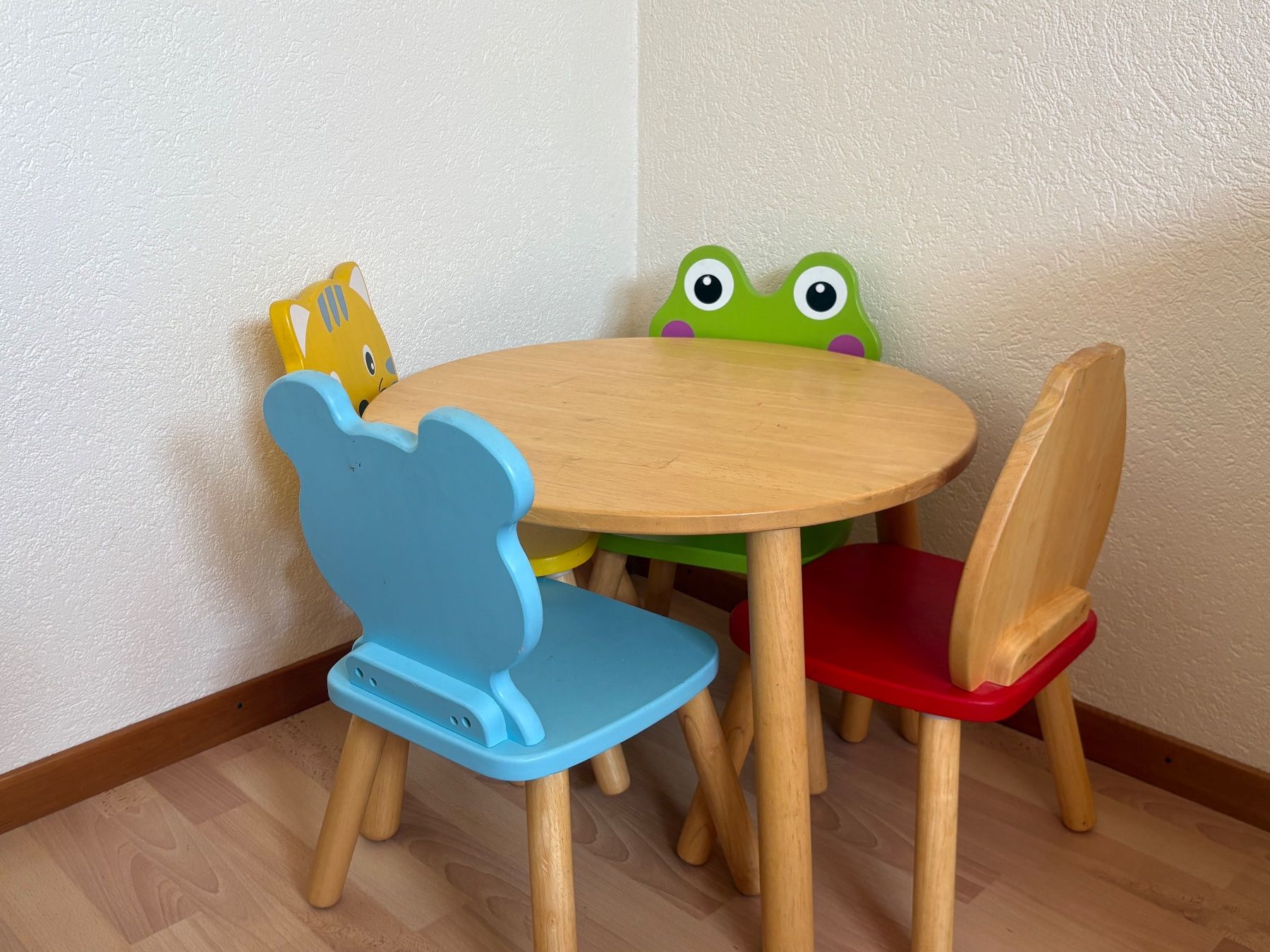 Set di tavolo e panche: Table enfant en bois avec 4 chaises animaux – Usato da Boudevilliers venduto da Siberie