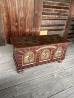 Alte Holz Truhe bemalt mit Blumen Dekor gebrauchter Zustand