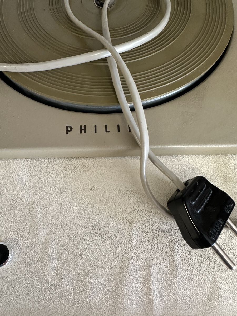 Philips Giradischi: Antiker Röhrenplattenspieler Philips – Usato da Tschierv venduto da Screamingwolfguitars 1